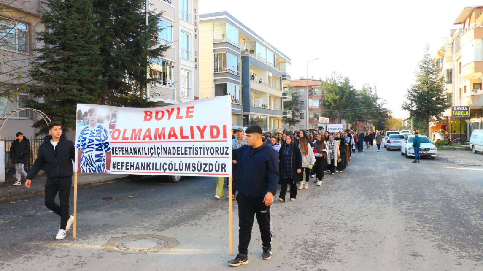 Efehan’ın ölümüne neden olan alkollü sürücüye verilen cezaya yürüyüşlü tepki